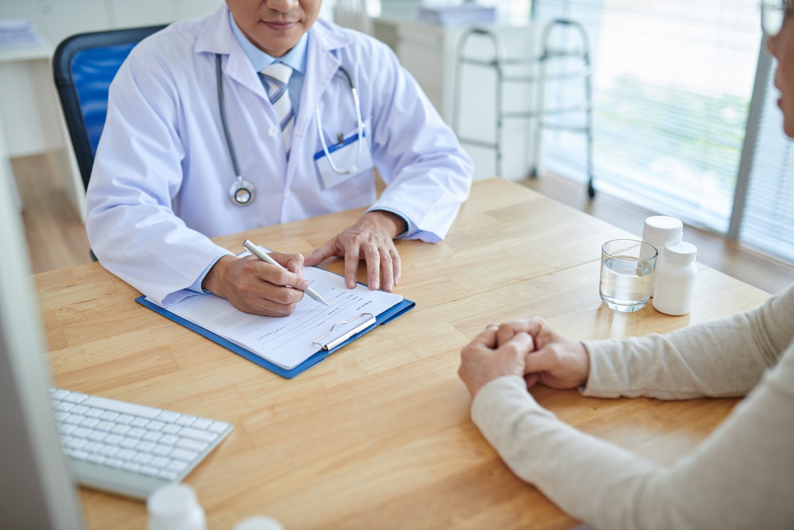 Médico documentando el caso de un paciente antes de una consulta