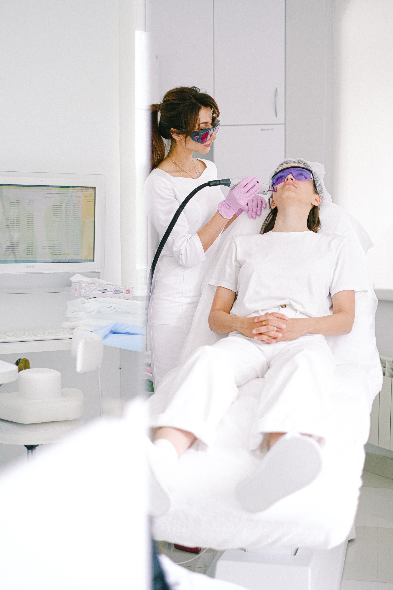 Aplicación de tratamiento láser con protección ocular